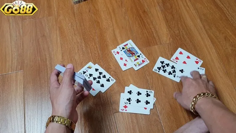 Trò chơi Liêng sử dụng bộ bài 52 và người chơi sẽ được chia 3 lá bài